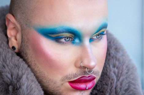 Mit Make-up kennt sich Daniel Ludi aus // (c) Daniel Ludi Mit Make-up kennt sich Daniel Ludi aus