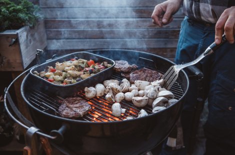 Grillen von Speisen // (c) svetik Grillen von Speisen