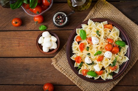 Sommergemüse-Pasta mit Pesto Rosso // © Elena_Danileiko Sommergemüse-Pasta mit Pesto Rosso // © Elena_Danileiko