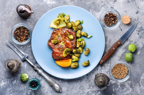 Steak mit Rosenkohl // © Nikolay_Donetsk Steak mit Rosenkohl // © Nikolay_Donetsk
