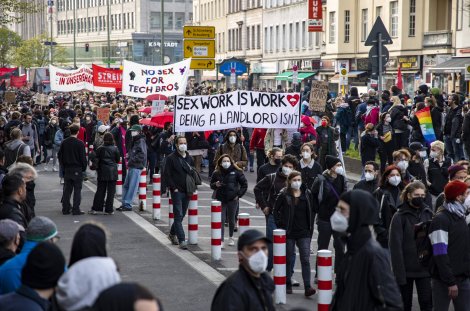 In Berlin gehen Sexworker auf der Revolutionären 1. Mai Demonstration auf die Straße und kämpfen für ihre Rechte. © imago/Emmanuele Contini In Berlin gehen Sexworker auf der Revolutionären 1. Mai Demonstration auf die Straße und kämpfen für ihre Rechte. © imago/Emmanuele Contini