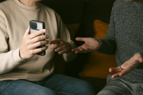 Ständige Kontrolle des Handys des Partners - erste bedenkliche Anzeichen @ iStock / nito100