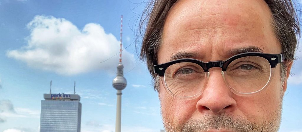 Schauspieler Jan Josef Liefers als Schwuler in „Kroymann“