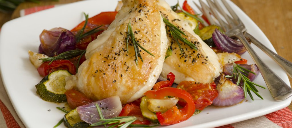 Ratatouille mit gegrillter Hähnchenbrust // © martinturzak