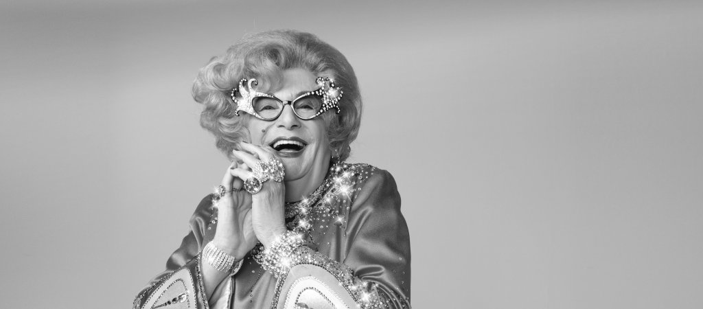 Barry Humphries als sein Alter Ego Dame Edna // © EdnaCare (Switzerland) and Megastar Productions