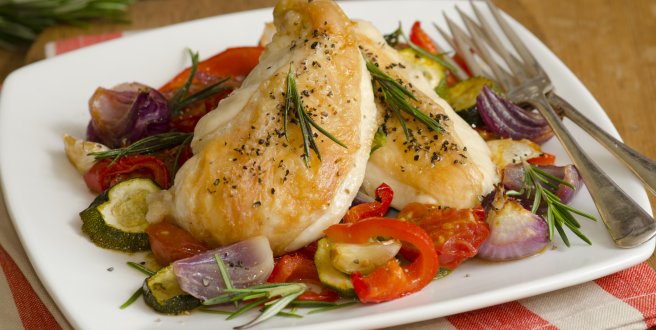 Ratatouille mit gegrillter Hähnchenbrust // © martinturzak