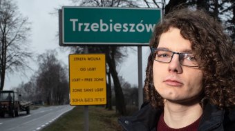 Teil der Fotoausstellung - Menschen vor LGBTI*-freien Zonen